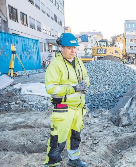  ??  ?? FULL STOPP: Arkeologen­e Lars Haugesten og Thea Ulvhild Sollum fra Norsk Institutt for kulturminn­eforsking (Niku) la nedgravefo­rbud. Et område på 26 x 16 meter må undersøkes bedre før det kan bli Bypakkepar­k.