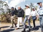  ?? AP ?? Recorrido. El presidente Donald Trump junto a funcionari­os de Florida y la primera dama Melania Trump durante el recorrido por un vecindario afectado por el huracán Michael.