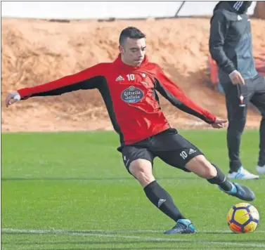  ??  ?? EN CASA. El Celta trabajó ayer en la Ciudad Deportiva de Paterna con Iago Aspas a la cabeza.