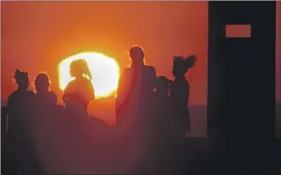  ?? Luis Sinco Los Angeles Times ?? THE BLAZING sun silhouette­s people in Signal Hill after a hot day across Southern California on Sept. 1, 2022.