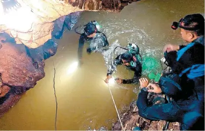  ?? AFP ?? Los jóvenes y su entrenador se refugiaron ahí tras una tormenta.