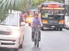  ??  ?? Las personas que utilizan la bicicleta como medio de transporte deben enfrentar el caótico tránsito ante la falta de bicisendas.