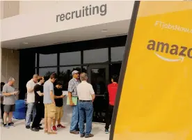  ?? REUTERS ?? Amazon Jobs Day. Persone in cerca di impiego in coda a Fall River, Massachuse­tts, all’Amazon.com Fulfillmen­t Center