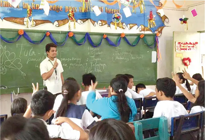  ?? SUNSTAR FOTO / KEVIN A. LAGUNDA ?? HOW MANY ROADS MUST A MAN WALK DOWN? Teacher Alvin Ardiza in one of his classes. Used to working to keep ends meet during his childhood, he still doubles as a motorcycle-for-hire driver in between school tasks as a profession­al teacher.