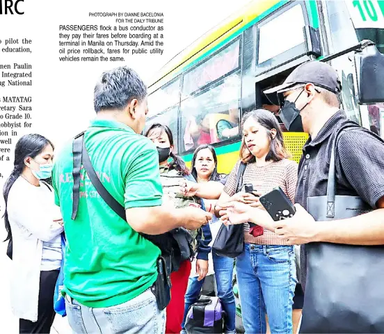  ?? PHOTOGRAPH BY DIANNE BACELONIA FOR THE DAILY TRIBUNE ?? PASSENGERS flock a bus conductor as they pay their fares before boarding at a terminal in Manila on Thursday. Amid the oil price rollback, fares for public utility vehicles remain the same.