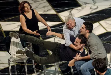  ??  ?? Le prove «Le nozze di Figaro», un momento della preparazio­ne dello spettacolo sul palco del Teatro dell’Opera