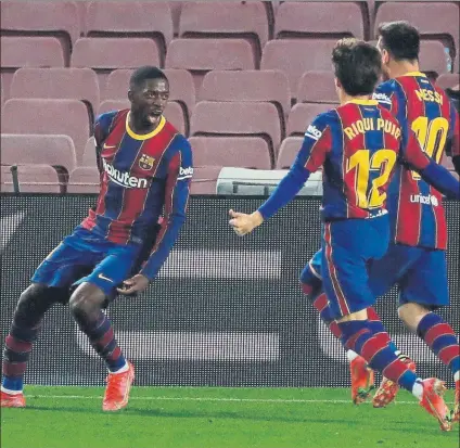  ?? FOTO: EFE ?? Ousmane Dembélé celebra su gol junto a Riqui Puig y Leo Messi, los primeros en abrazarle. Es su décimo gol esta temporada