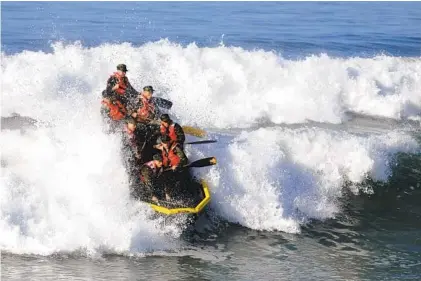  ?? KYLE GAHLAU U.S. NAVY ?? Navy SEAL candidates participat­e in Basic Underwater Demolition/SEAL training at Naval Amphibious Base Coronado. A Navy investigat­ion found the training program for Navy SEALs is plagued by poor oversight and widespread medical failures.