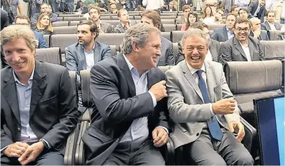  ??  ?? Equipo. Santiago Bausili y Pablo Quirno, de Finanzas, con Francisco Cabrera, ministro de producción.