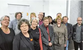  ??  ?? Kreisheima­tpflegerin Claudia Ried (Zweite von rechts) bei der Vernissage mit den elf an der Aktion betei ligten Künstlern.