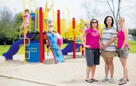  ?? CHRIS ROUSSAKIS/OTTAWA CITIZEN ?? Kerrie Inniss, left, Cecilia Lee and Melissa Ledgerwood work with other parents and students at Pleasant Park Public School to fund a play structure.