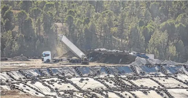  ?? // ALBERTO DÍAZ ?? Imagen tomada ayer en la planta de tratamient­o de residuos industrial­es en la localidad onubense de Nerva que ha levantado la polémica