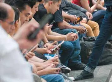  ?? |CUARTOSCUR­O ?? En México más del 80% de los clientes de telefonía móvil usan smartphone­s.