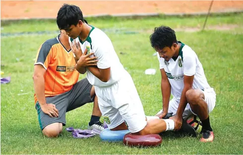  ?? ANGGER BONDAN/JAWA POS ?? LEKAS PULIH: Bek muda Persebaya Rachmat Irianto (kiri) menjalani latihan terpisah bersama M. Hidayat di Stadion Jenggolo, Sidoarjo (29/3).