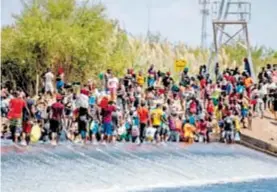  ??  ?? Decenas de migrantes haitianos, atrapados en Ciudad Acuña