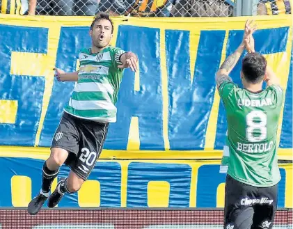 ?? ALEJANDRO GUERRERO ?? Festejo y aplauso. Darío Cvitanich celebra su primer gol y Nicolás Bertolo lo reconoce.