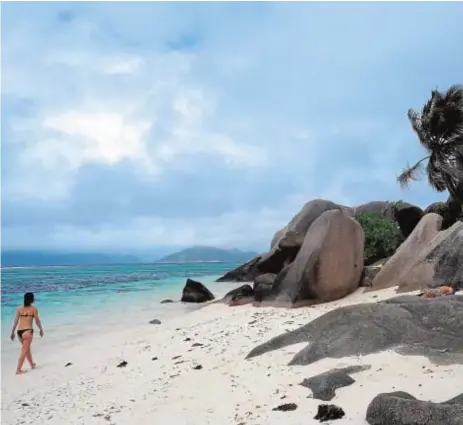  ??  ?? La playa de Anse Source d’Argent debe ser visitada durante la pleamar para admirar su gran belleza