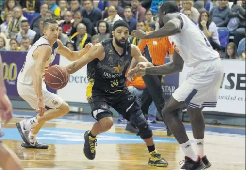  ??  ?? DOMINIO LOCAL. El Iberostar Tenerife, en esta acción Davin White, siempre fue un paso por delante del Madrid en el duelo por el liderato.