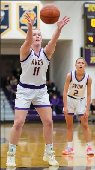  ?? COURTESY OF DAVID CLEVELAND — PHOTODAC ?? Avon’s Molly Drenik shoots a free throw underhand during a recent game this season.