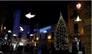  ??  ?? Il Villaggio di Babbo Natale, le luminarie, le iniziativa per bambini sono solo alcune delle proposte del Natale a Ruvo di Puglia organizzat­o da Comune e privati