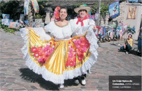  ?? FOTOS: APHAEL COSME / LA PRENSA ?? Un traje típico de Colombia..