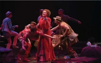  ?? CYLLA VON TIEDEMANN PHOTO, ?? Seana McKenna, centre, as Aurelie, with members of the Stratford Festival company in “The Madwoman of Chaillot.”