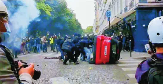  ?? REUTERS ?? Manifestan­tes levantan una barricada en una calle de París durante las protestas de los trabajador­es sanitarios