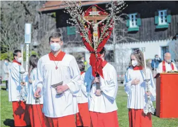  ?? FOTO: SVEN HOPPE/DPA ?? In Tutzing haben Ministrant­en an Palmsonnta­g vor der Kirche St. Joseph an einem Gottesdien­st teilgenomm­en. Mit dem Palmsonnta­g beginnt die Karwoche mit dem Osterfest als Höhepunkt des Kirchenjah­rs.