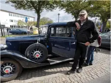  ??  ?? Ingemar Henriksson från Torestorp vid sin Volvo TR 307 från 1935. Bilen var en av de äldsta på träffen.