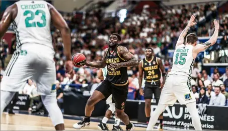  ?? (Photos PQR/SUD Ouest et Sébastien Botella) ?? Dwayne Bacon et les Monégasque­s ont fini par faire plier Pau.