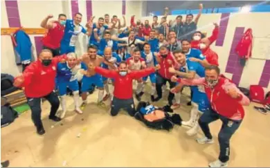  ?? XEREZ CD ?? Los jugadores del Xerez CD celebraron a lo grande su triunfo en el Ciudad de Lepe.