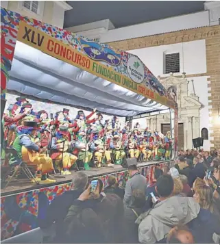  ?? ?? El coro ‘Los vitamina’ cantando en el tablao de San Agustín para el concurso de Unicaja.
El cuarteto ‘Los Cocos de Cadi’ en el tablao de San Francisco.