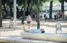  ?? ANA JIMÉNEZ ?? Un hombre noqueado por el calor en el parque de los Ocellets