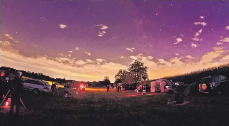  ?? FOTO: ALEXANDER REINDERS ?? Zelten, sich austausche­n, zum Himmel schauen. An diesem Wochenende werden sich wieder Hobby-Astronomen auf dem Teufelsber­g bei Horgenzell treffen, um gemeinsam den Himmel zu beobachten, bei Tag wie bei Nacht. Interessie­rte Besucher sind ausdrückli­ch willkommen.