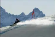  ?? ALESSANDRO TROVATI — THE ASSOCIATED PRESS ?? Lindsey Vonn speeds down the course during downhill training last month in Cortina D’Ampezzo, Italy.