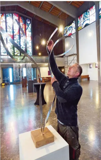  ?? FOTOS: ANJA KERNIG ?? Die Bildhauer Jürgen Trösch nutzt die ehemalige Kirche als Galerie und Werkstatt.