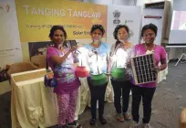  ??  ?? The ‘Solar Lolas’ – Evelyn Clemente, Sharon Flores, Cita Diaz, and Magda Salvador – returned to the Philippine­s this month after a six-month training course on solar engineerin­g at the Barefoot College in India. Photo by EPI FABONAN III