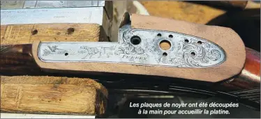  ??  ?? Les plaques de noyer ont été découpées
à la main pour accueillir la platine.