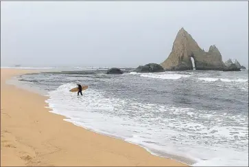  ?? Allen J. Schaben Los Angeles Times ?? MARTINS BEACH, south of Half Moon Bay, was accessible to the public for decades before Silicon Valley businessma­n Vinod Khosla bought 89 acres of neighborin­g land. The only road to the beach is on his property.