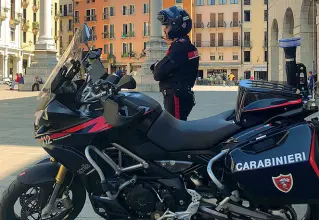  ??  ?? Le pattuglie I carabinier­i in moto in città. Sotto, il delegato alla sicurezza Nicolò Naclerio (Fdi)