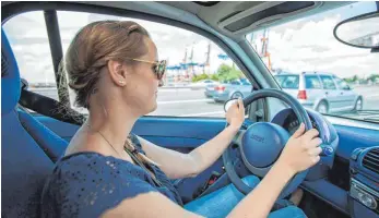  ?? FOTO: DPA ?? Besserer Durchblick: Eine Sonnenbril­le zum Autofahren darf nicht zu dunkel sein.