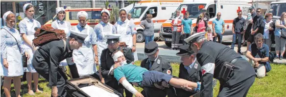  ?? FOTOS: SIMON SCHNEIDER ?? Der DRK-Ortsverein Sindelfing­en zeigt, wie ein Verletzter vor 70 Jahren von Sanitätern versorgt und transporti­ert wurde.