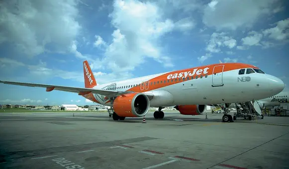  ??  ?? Roberto Barbieri nuovo ad di Gesac e sotto l’aereo di EasyJet