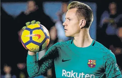  ?? FOTO: EFE ?? Ter Stegen El alemán se abrazó antes y después del partido con su amigo Sergio Asenjo y volvió a ser determinan­te para el Barça