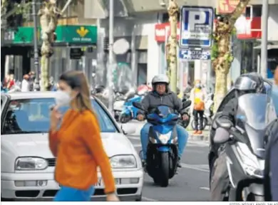  ?? FOTOS: MIGUEL ÁNGEL SALAS ?? Un hombre conduce una moto por una avenida de la capital.
