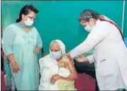  ?? AQIL KHAN/HT ?? An elderly woman gets the jab in Kullu district on Wednesday.