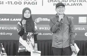  ?? — Gambar Bernama ?? GANDINGAN MANTAP: Ros Nazirah (kiri) bersama Syed Muhammad Fauzi merupakan pasangan pengacara yang akan mengendali­kan Majlis Pelancaran Bulan Kebangsaan dan Kibar Jalur Gemilang 2022 di Dataran Putra dan Dataran Putrajaya di hadapan Istana Kehakiman pada hari ini. Majlis Pelancaran Bulan Kebangsaan dan Kibar Jalur Gemilang 2022 itu akan dirasmikan oleh Perdana Menteri Datuk Seri Ismail Sabri Yaakob.