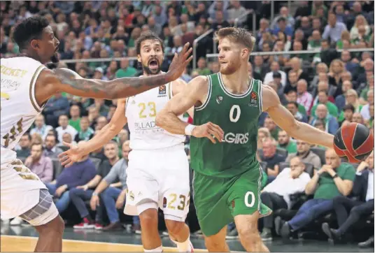  ??  ?? Thomas Walkup, base-escolta estadounid­ense del Zalgiris, trata de superar la defensa de Jordan Mickey y de Sergio Llull.