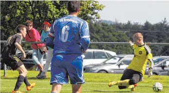  ?? FOTO: HKB ?? Die 1:0-Führung besorgt für Aufsteiger Kolbingen Lukas Hipp (links), der Frittlinge­ns Schlussman­n Marius Engesser das Nachsehen gab. Frittlinge­n Spielführe­r Marcel Schlotter (6) konnte nicht mehr eingreifen.