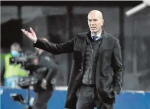  ?? REUTERS ?? Zidane dirige al Real Madrid frente al Atalanta en Bérgamo